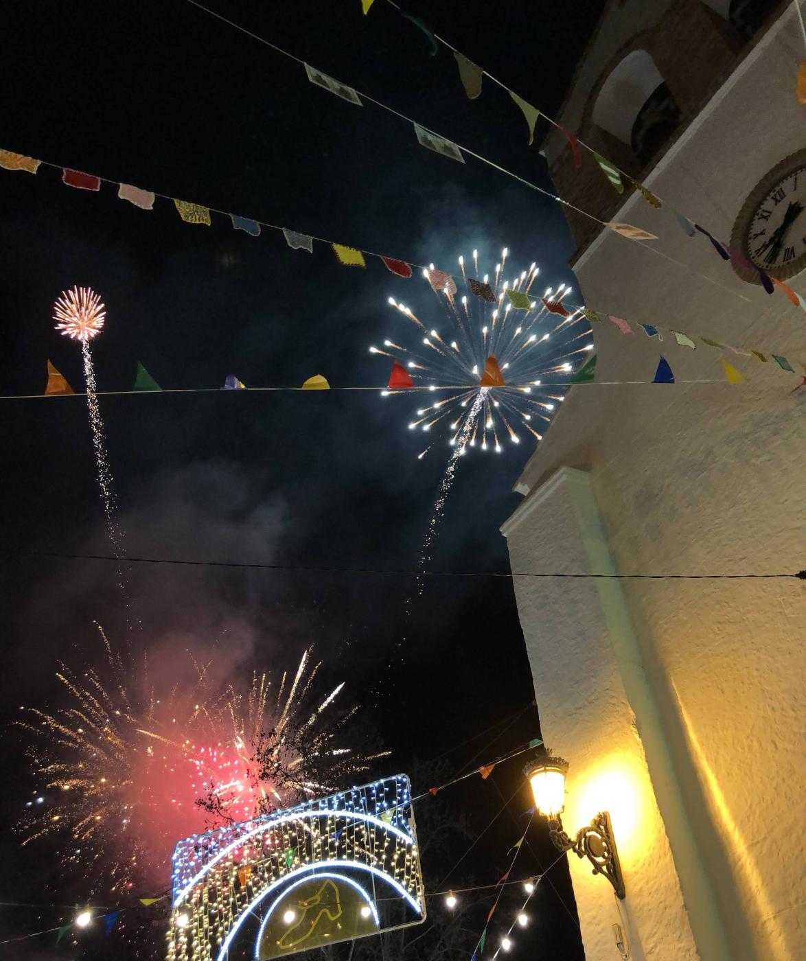 Fuegos artificiales junto a la parroquia de Benagalbón en el día de la Candelaria