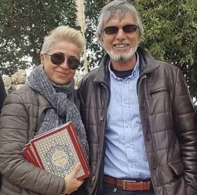 Merche Vega, con ejemplares del Corán en árabe para la atención de enfermos musulmanes