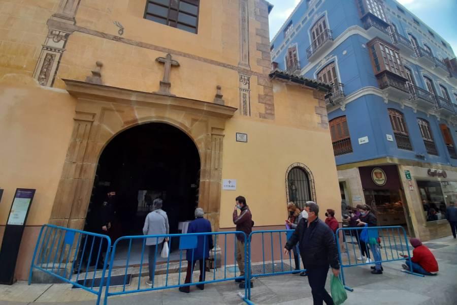 Fieles vistan al Cristo de Medinaceli el primer viernes de marzo durante la pandemia