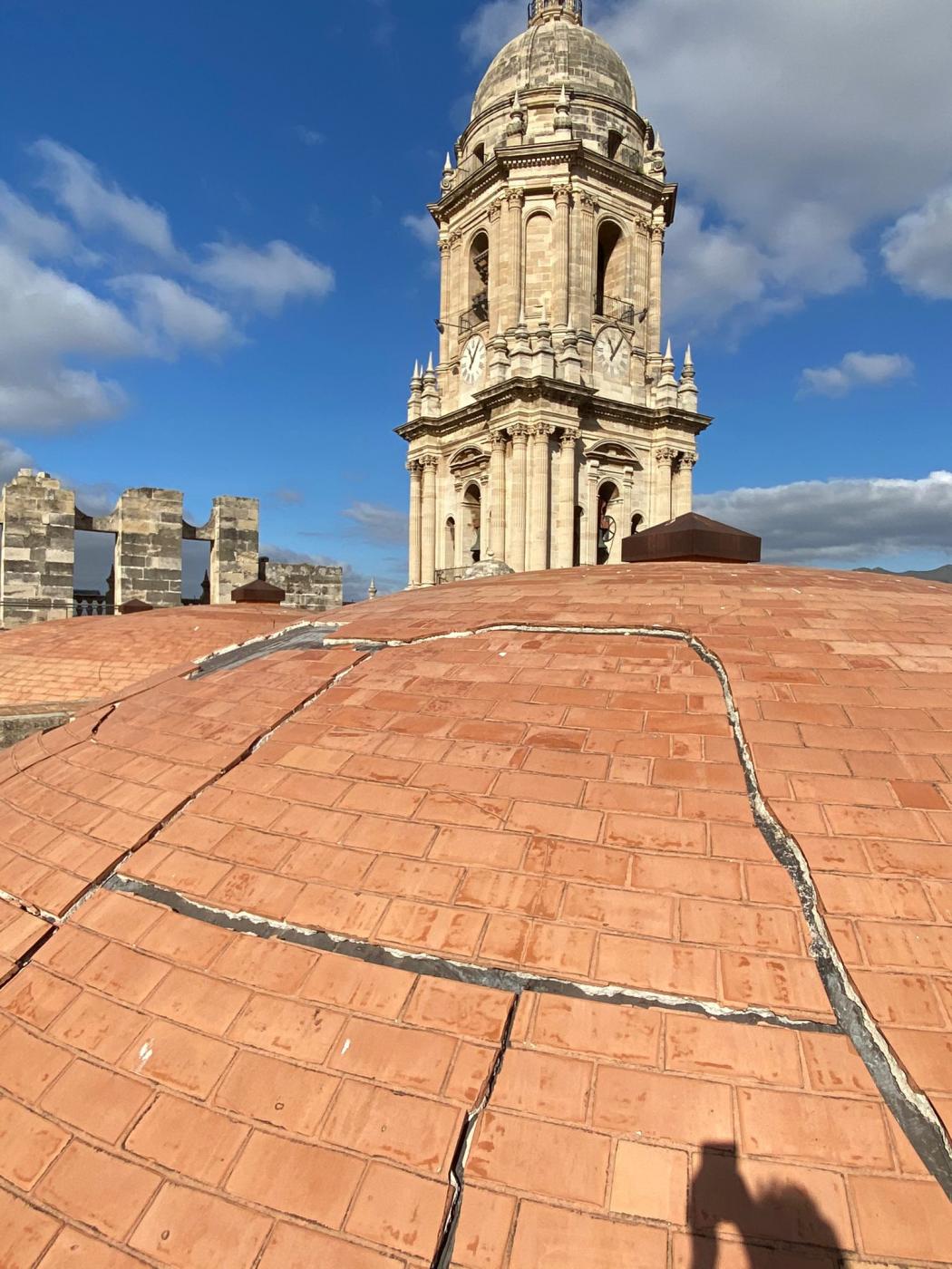Estado de la actual cubrición de las bóvedas, con las grietas visibles