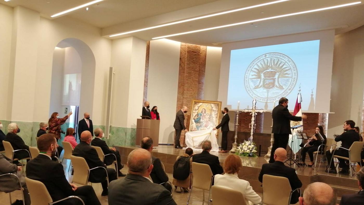 El pintor Juan Carlos de la Torre y el presidente de la Agrupación, Juan Márquez, descubrieron el cartel