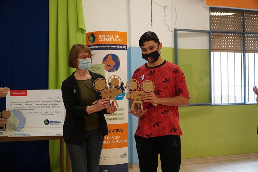 Entrega al Colegio Misioneras Cruzadas de la Iglesia de Málaga del Primer Premio Autonómico Escuela Secundaria del XII Festival de clipmetrajes de Manos Unidas