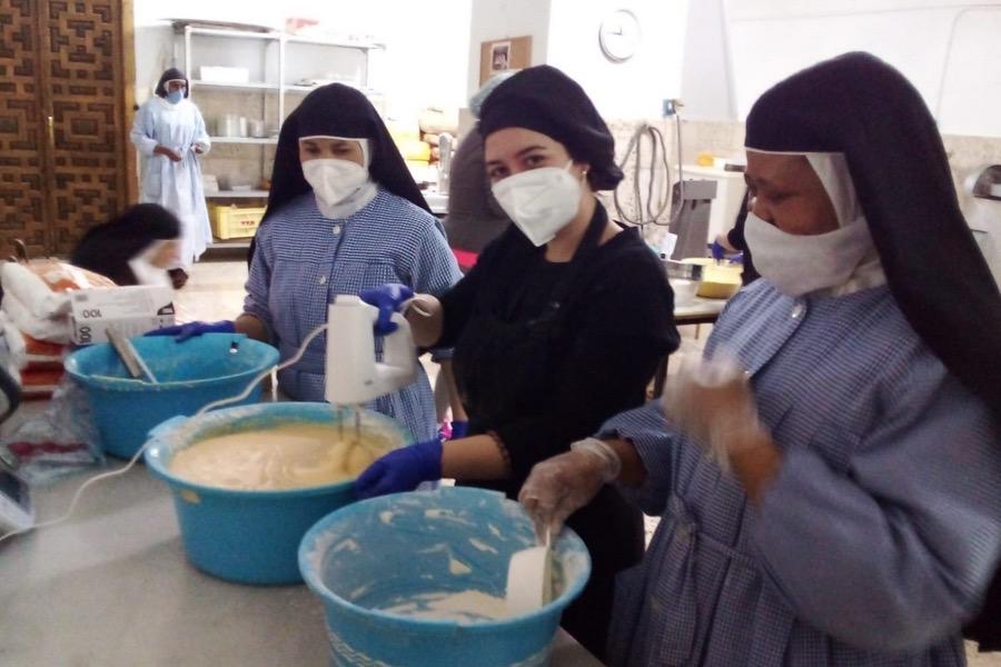 Jóvenes y monjas unidos por la repostería
