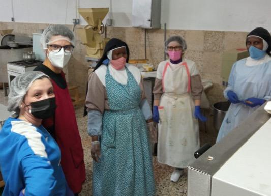 Jóvenes y monjas unidos por la repostería