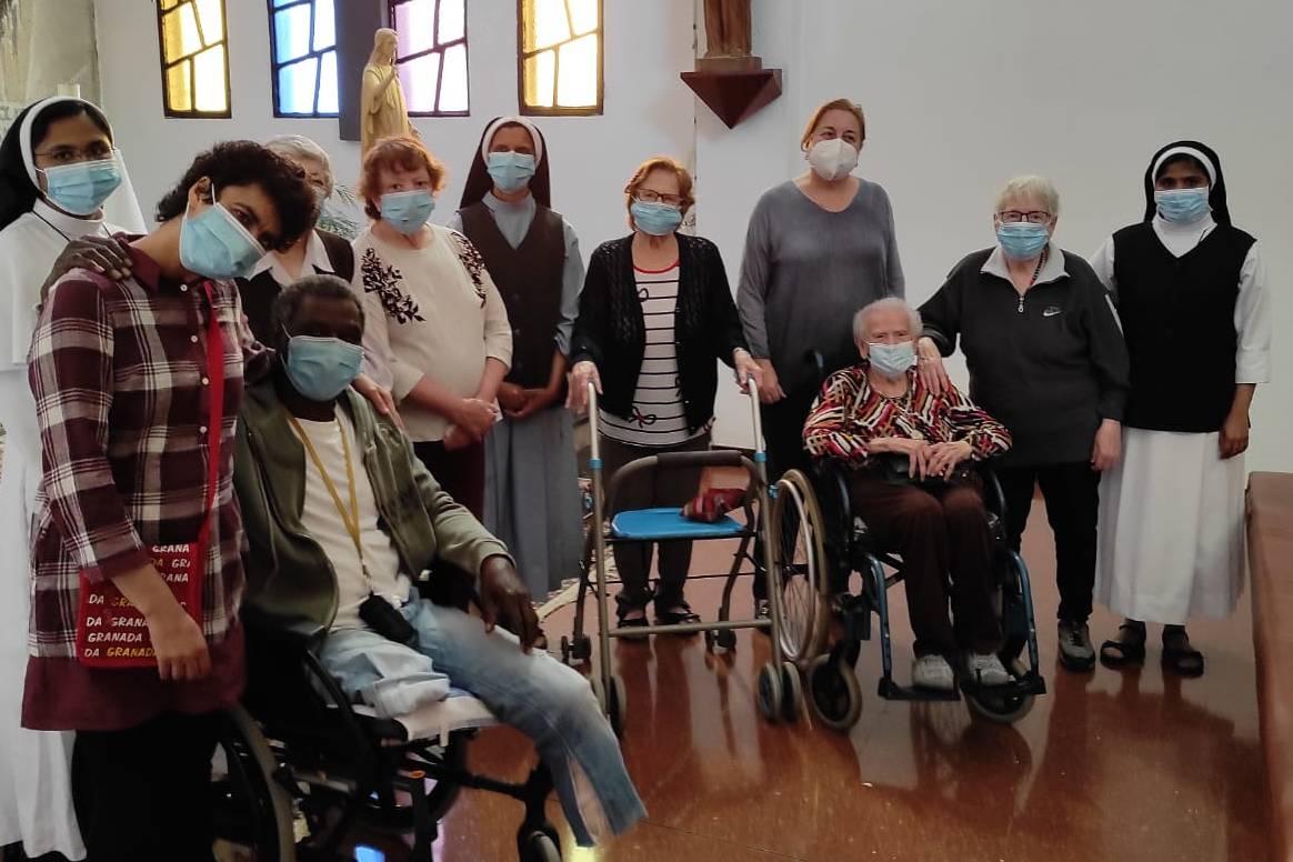 Residentes, voluntarios y hermanas en la Capilla de Cottolengo de Málaga // J LUQUE