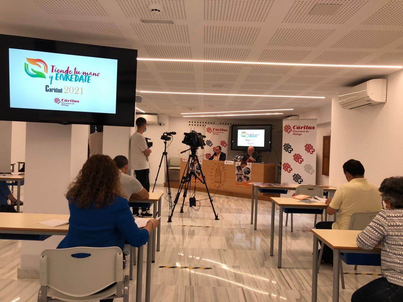 El delegado, Antonio Collado, y el director, Francisco Sánchez, de Cáritas Diocesana de Málaga presenta la Memoria 2020 // E. LLAMAS