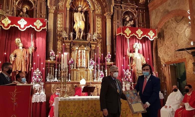 El Obispo, junto al hermano mayor de los Patronos, representante del grupo de devotos del Santo Cristo, el autor y el párroco