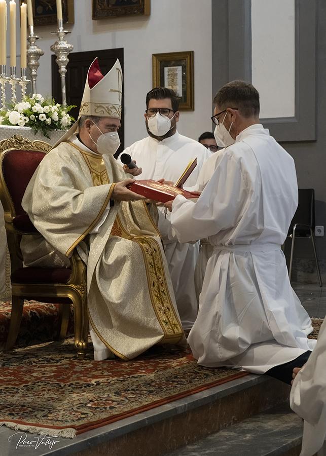 Ministerios de lector y acólito // F. VALLEJO