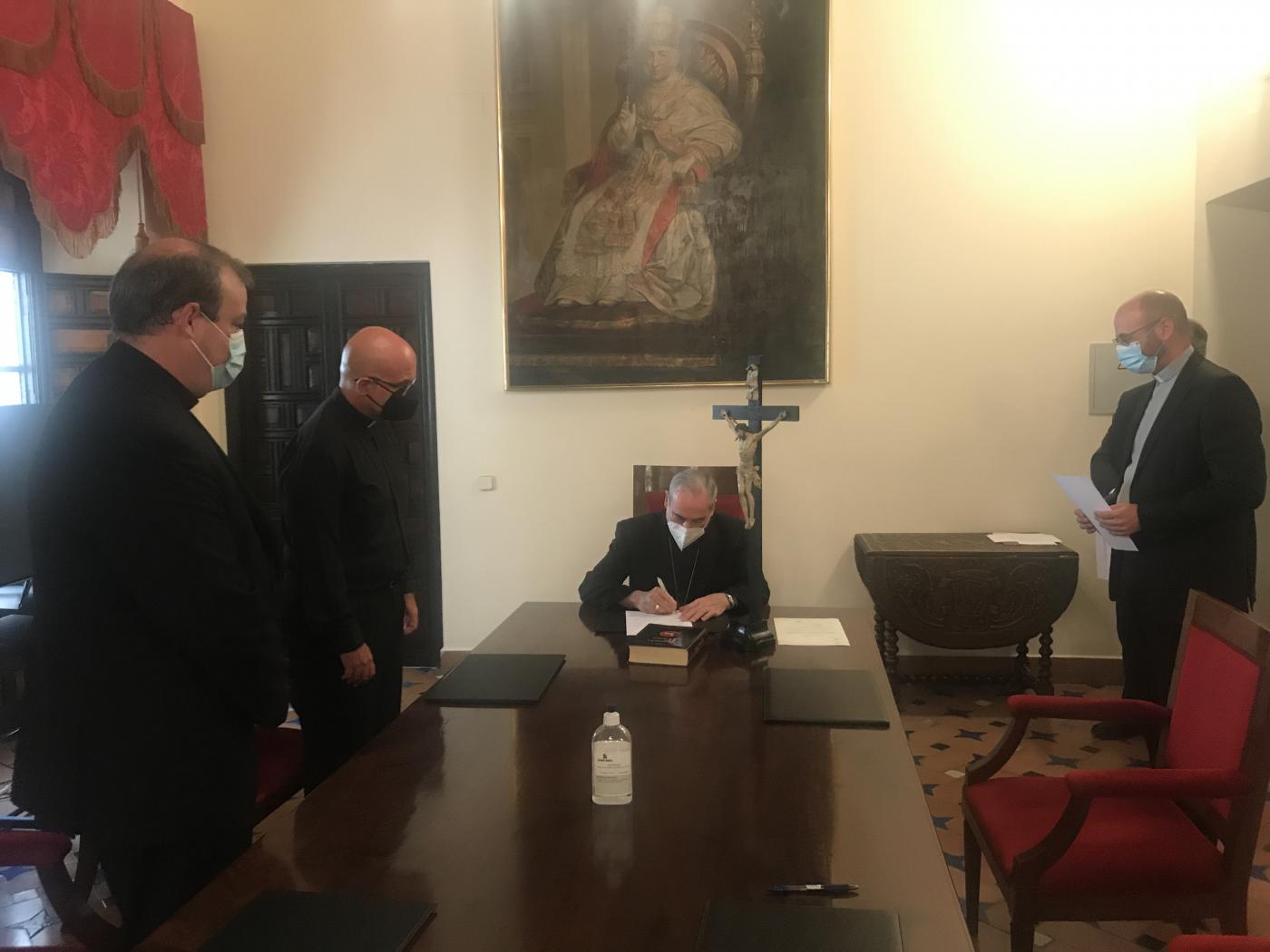 Juramento y profesión de fe de Juan Manuel Ortiz y Jesús Hurtado como rector del Seminario y delegado de Catequesis, respectivamente