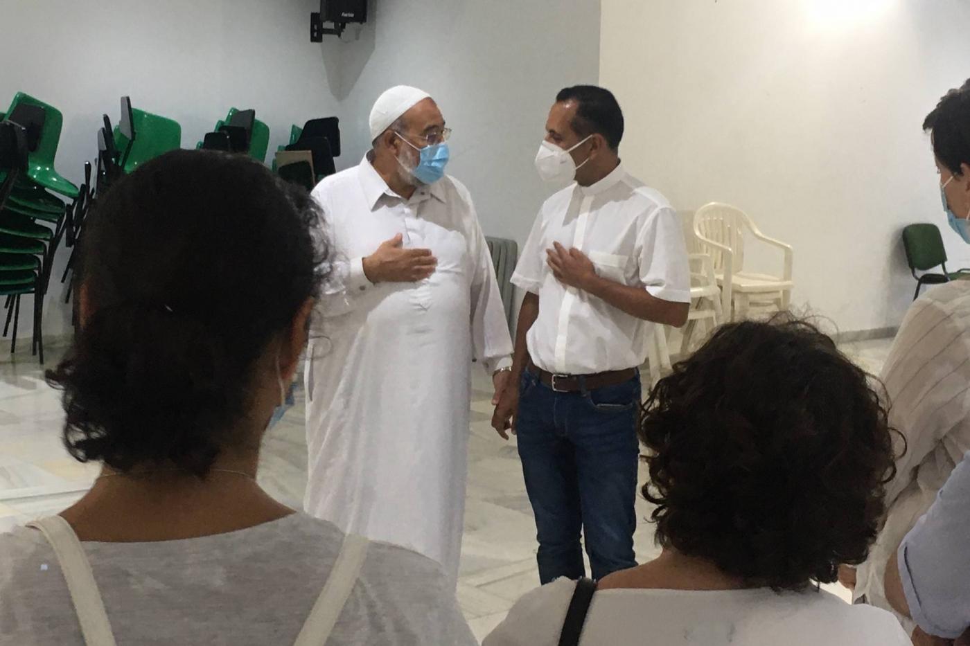 El delegado de de Ecumenismo y Diálogo Interreligioso, Rafael Vázquez y el Imán, Mohamed Kamal, durante la visita