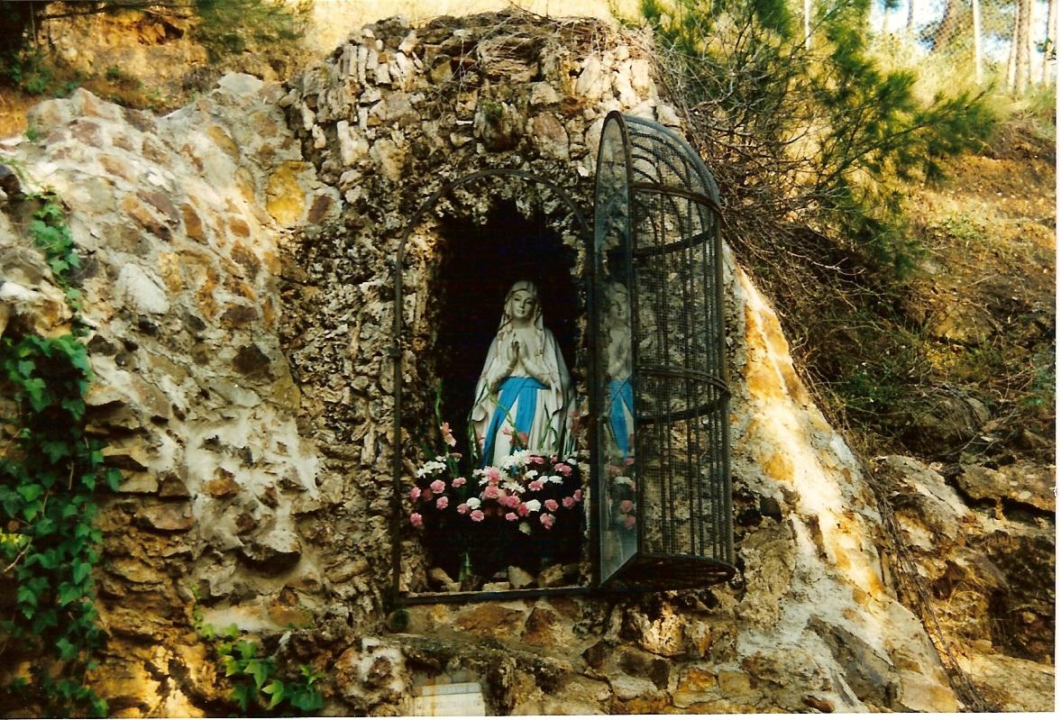 Antiguos alumnos de El Monte restauran la Virgen de Lourdes de la Gruta de Gibralfaro