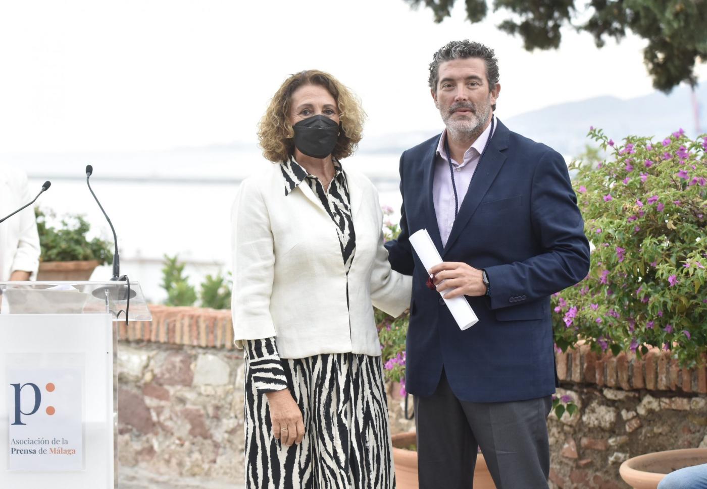 Julián Quirós, junto a la presidenta de la Asociación de la Prensa de Málaga, Elena Blanco, tras recibir la medalla de honor de dicha entidad. FOTO: Francis Silva/APM