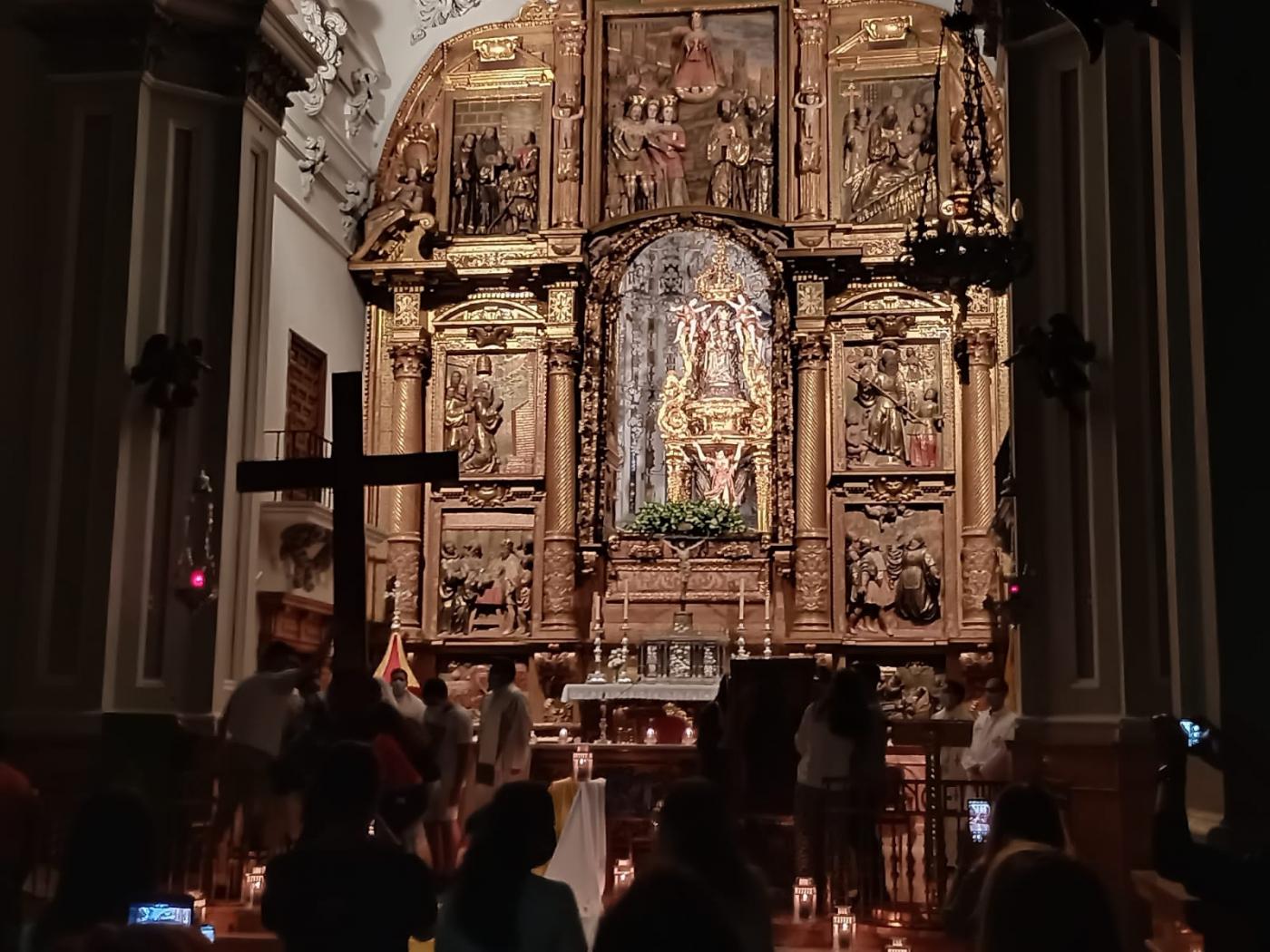 La Cruz y el Icono de la JMJ en la Vigilia de oración de la Basílica de la Victoria // J. VILLANUEVA