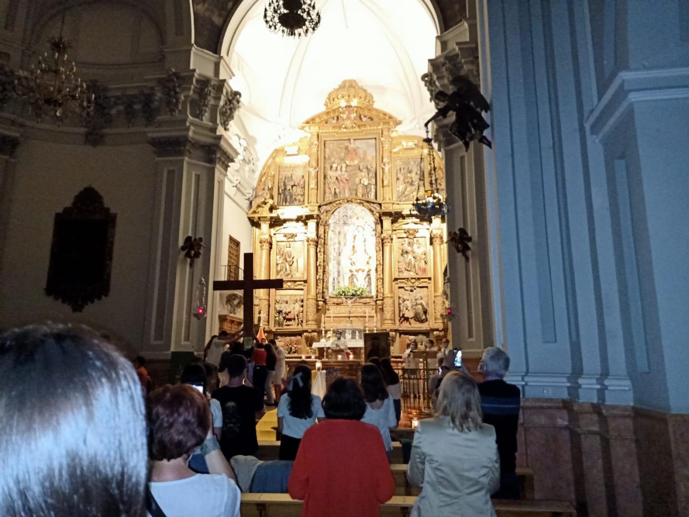 La cruz y el icono de la JMJ junto a los obispos miembros de la ComisiÃ³n Permanente