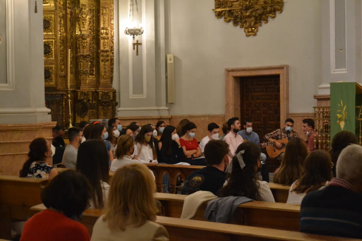 La Cruz y el Icono de la JMJ en la Vigilia de oración de la Basílica de la Victoria