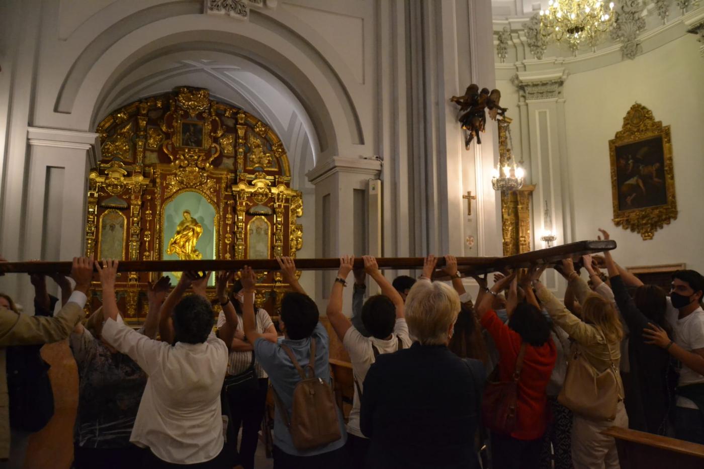 La Cruz y el Icono de la JMJ en la Vigilia de oración de la Basílica de la Victoria