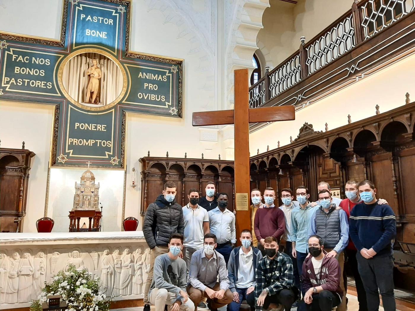 Los seminaristas y formadores junto a la Cruz y el Icono de la JMJ // J. HERNÁNDEZ