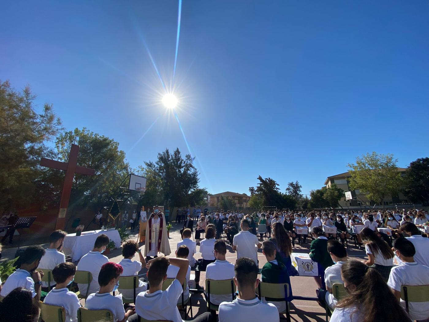 La Cruz y el Icono de la JMJ en el Centro Educativo Santa Rosa de Lima, de la Fundación Victoria // D. GARCÍA