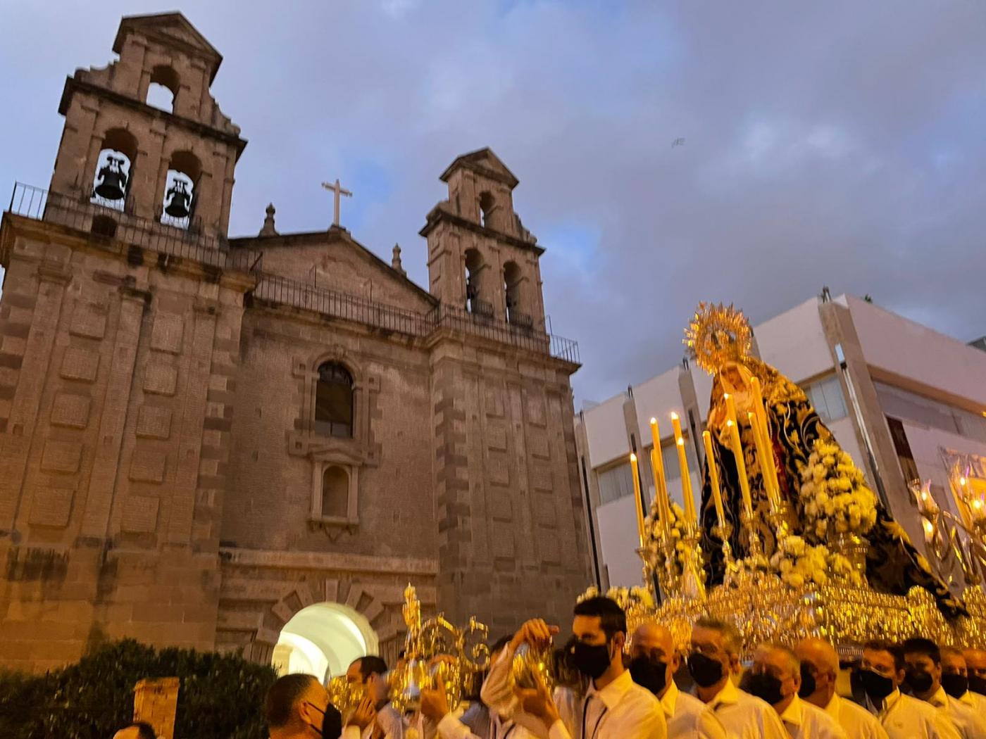Virgen del Gran Poder (Misericordia), en rosario de la aurora // V. FLORES