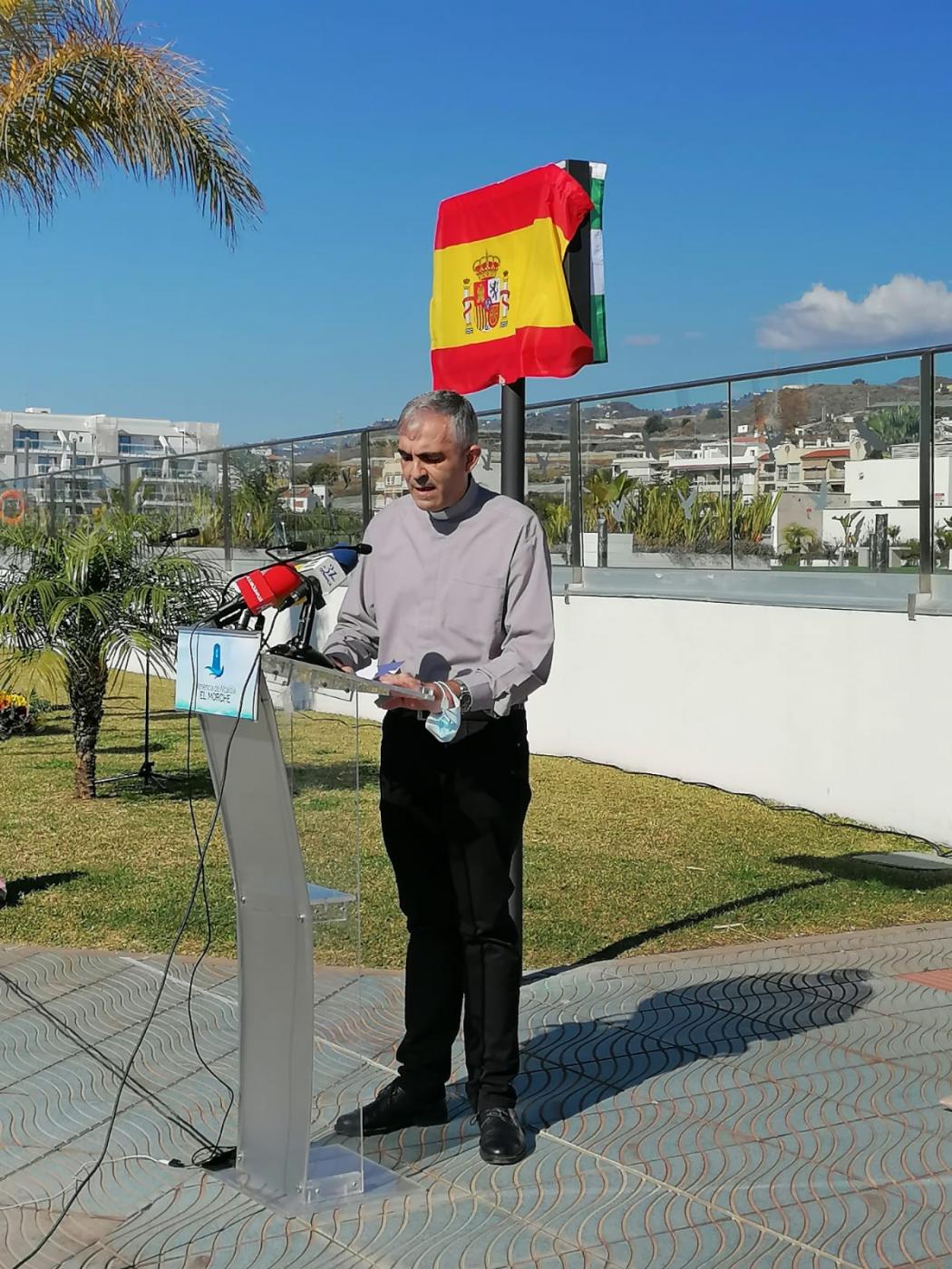 Se descubre la placa con el nombre de la calle dedicada a Salvador Gil // C. SUÁREZ
