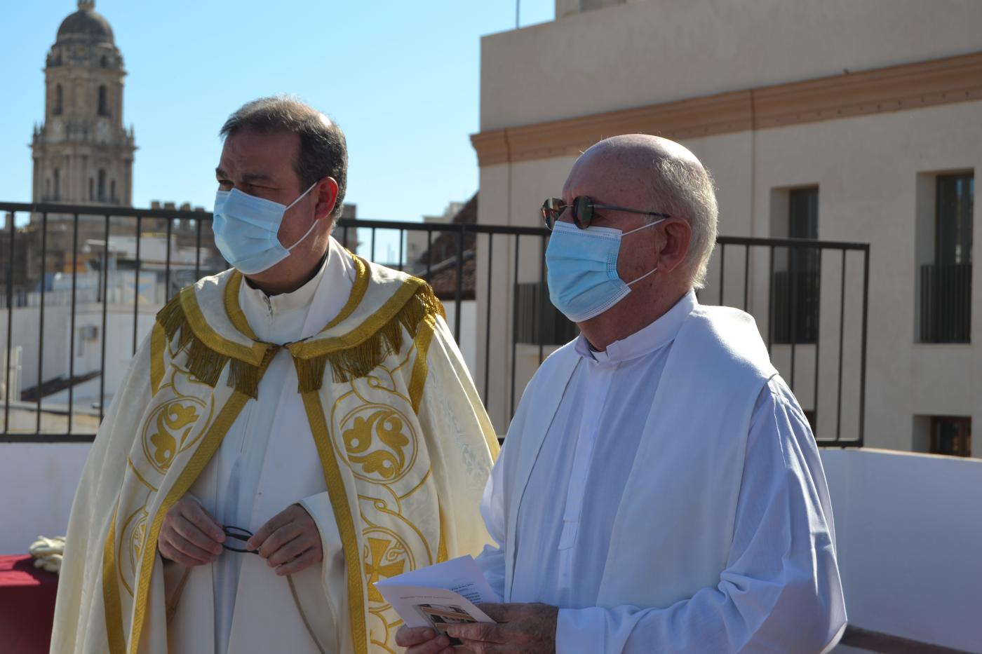 El vicario para la acción caritativa y social, Juan Manuel Ortiz, bendice las viviendas de integración social de Cáritas