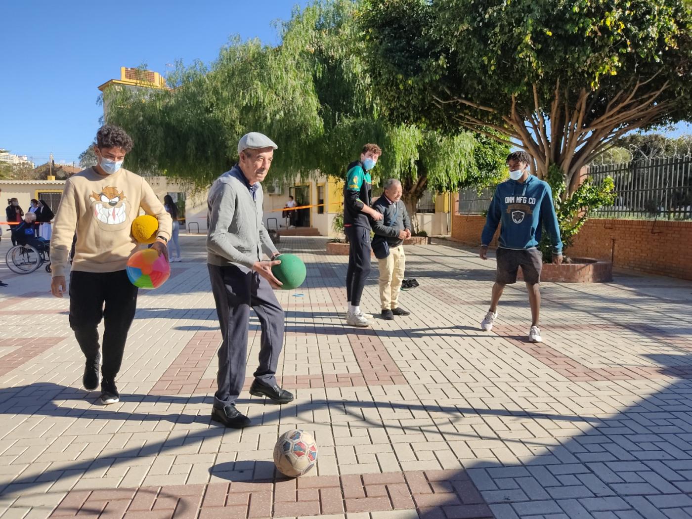 Alumnos del Grado Superior de Animación Socio-deportiva durante sus prácticas en el Cottolengo de Málaga// J. DE LA MORENA