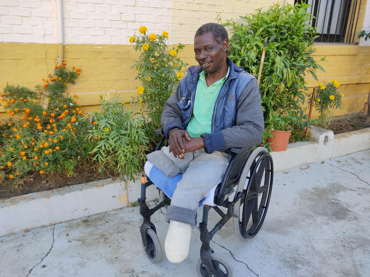 Adama Katile en el patio del Cottolengo de Málaga// J. DE LA MORENA