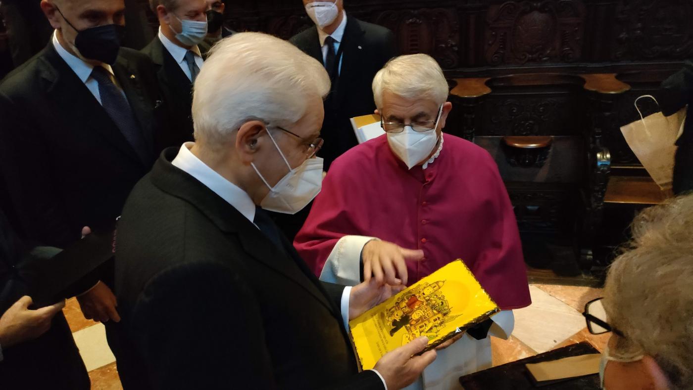 El deán de la Catedral entregando al presidente italiano la ilustración dedicada del dibujante Patxi Velasco Fano