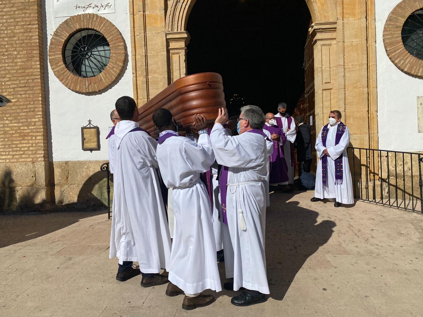 El féretro con los restos del sacerdote Antonio Hoyos fue sacado de la Iglesia por sus compañeros sacerdotes