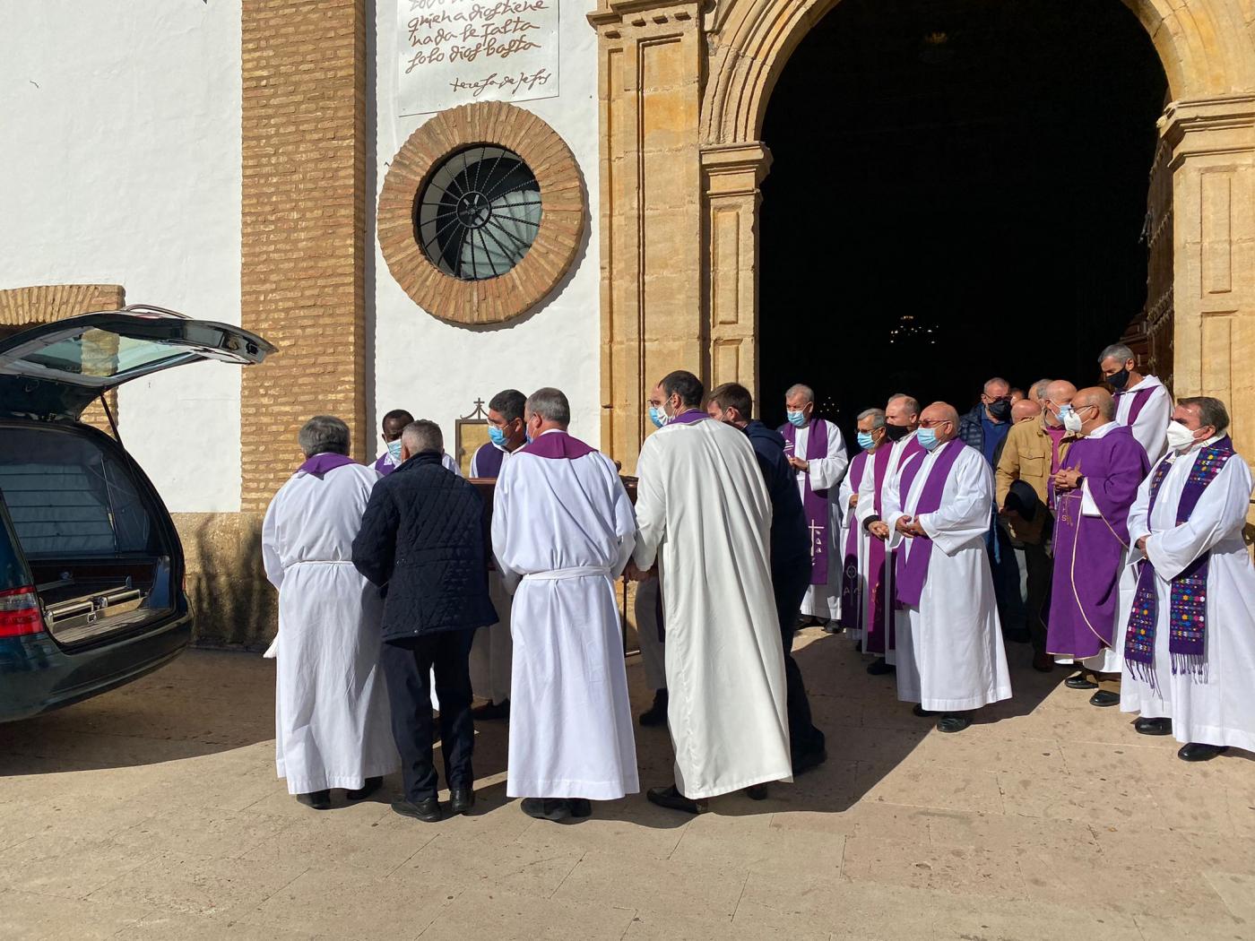 El féretro con los restos del sacerdote Antonio Hoyos fue sacado de la Iglesia por sus compañeros sacerdotes
