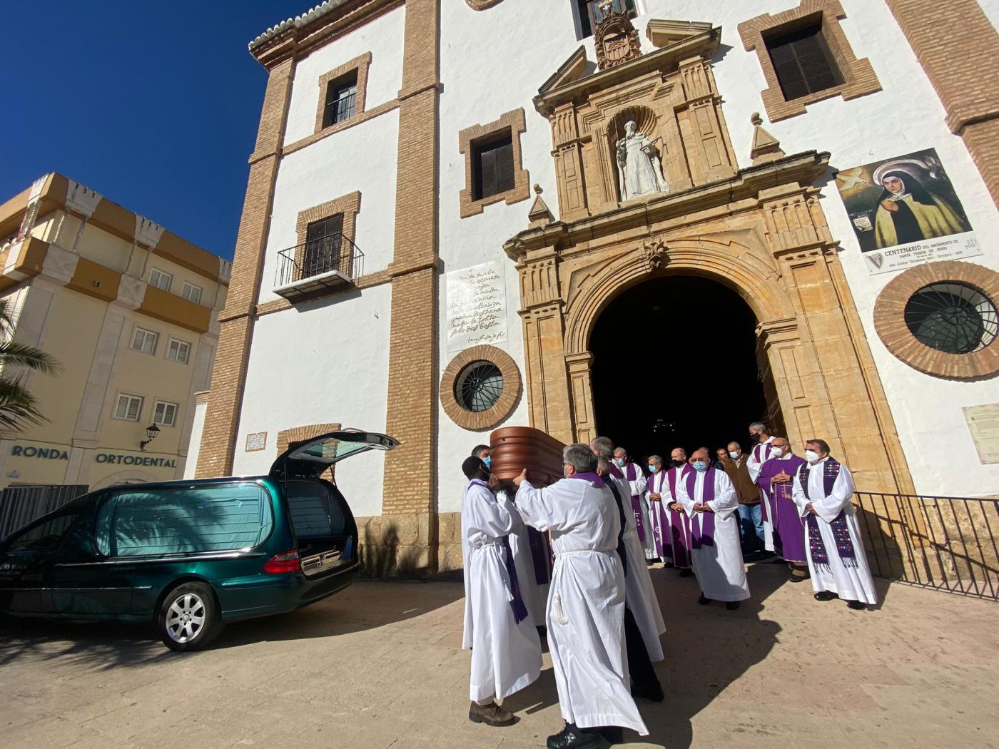 El féretro con los restos del sacerdote Antonio Hoyos fue sacado de la Iglesia por sus compañeros sacerdotes