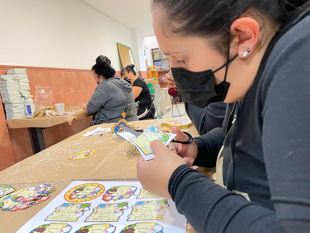 Las mujeres del taller Keli Majari trabajando en el Centro Mies, en en barrio de la Trinidad // E. LLAMAS