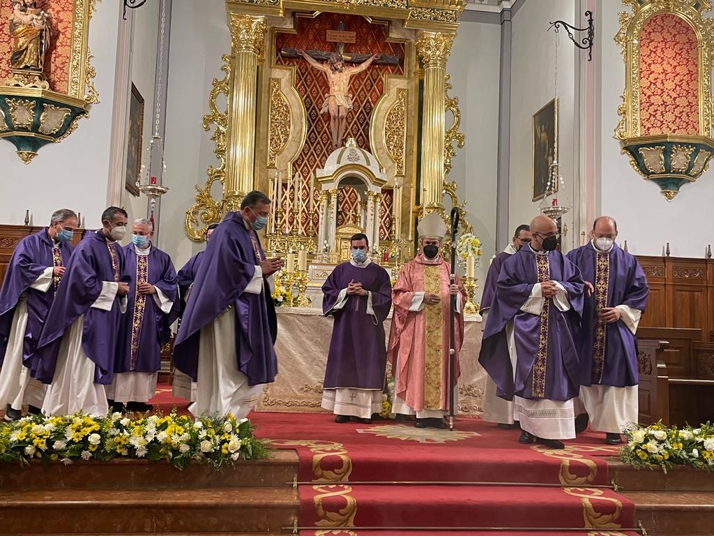 El Obispo bendice el nuevo retablo del Corpus Christi