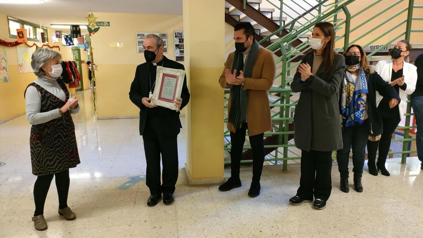 Mons. Catalá recoge el obsequio navideño que le han dejado en el árbol