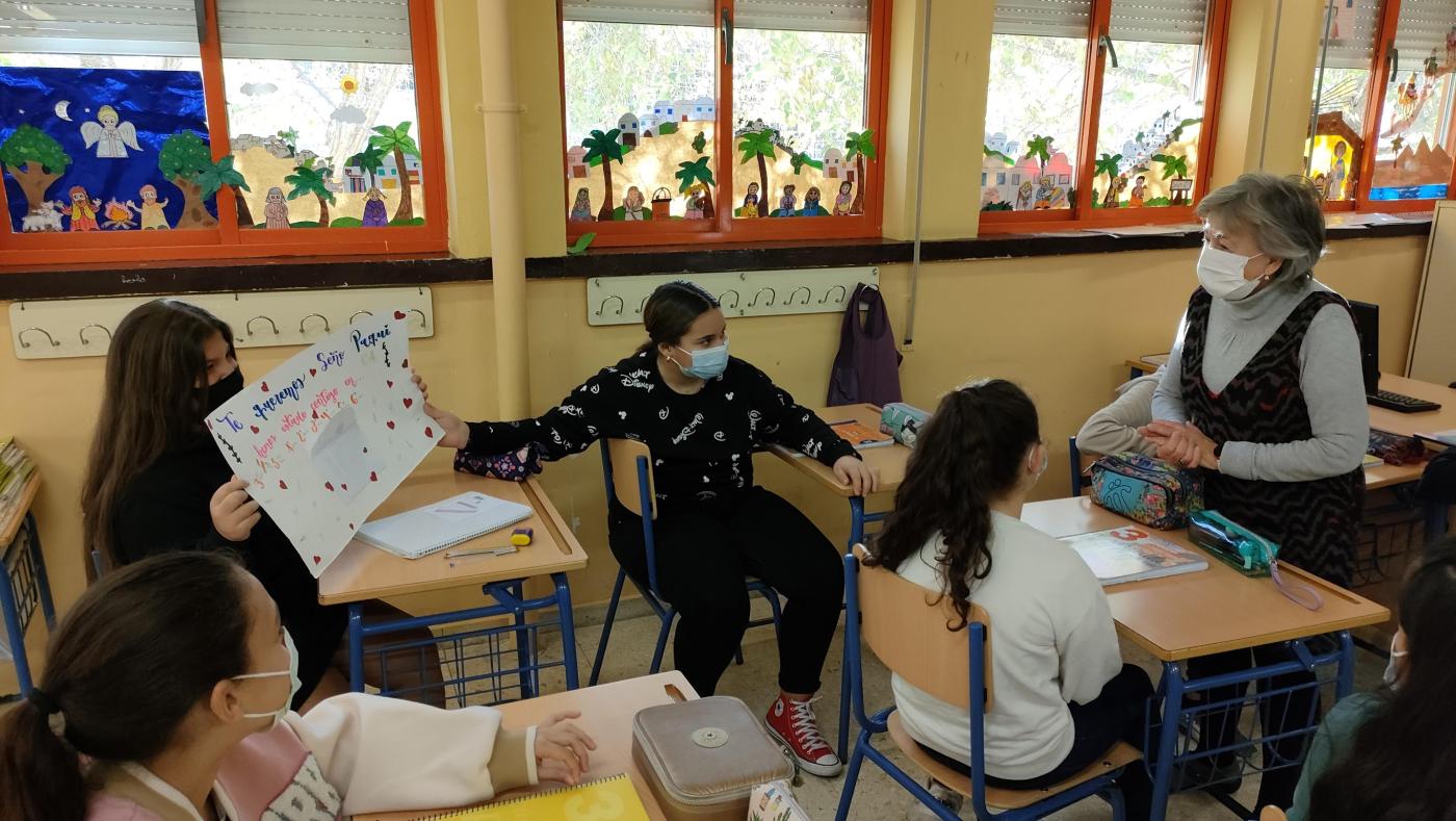 Un alumno entrega un recuerdo a Paqui Muriel