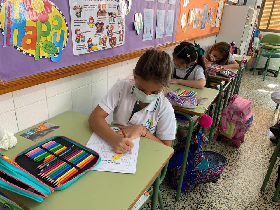 Alumnos del Colegio Diocesano María Auxiliadora, en una visita del sacerdote Juan Baena, capellán