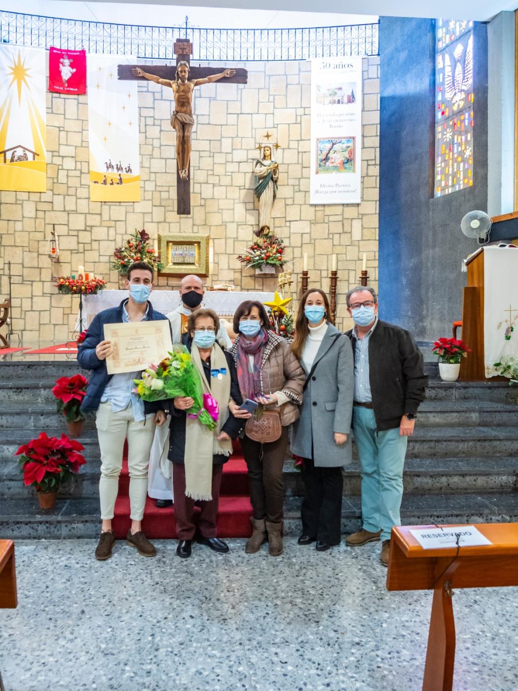El párroco, Agustín Zambrana, entrega la Medalla Pro Ecclesia Malacitana a Paquita García, concedida por el Obispo de Málaga, D. Jesús Catalá