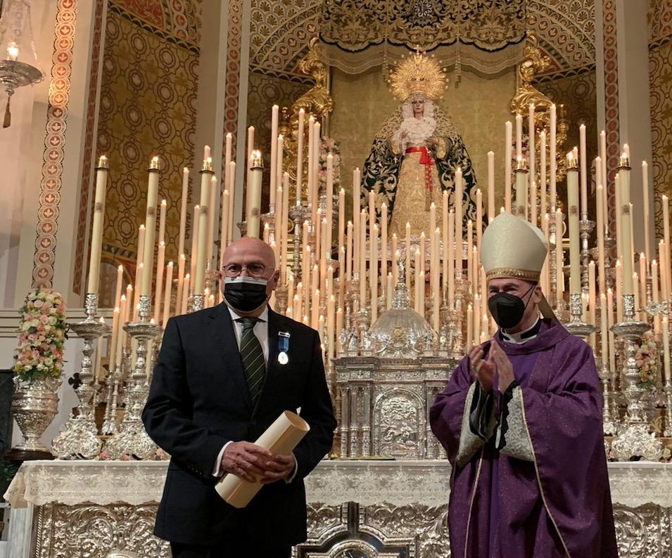Entrega de la medalla "Pro Ecclesia Malacitana" a D. Carlos Ismael García Álvarez (Basílica de la Esperanza-Málaga)