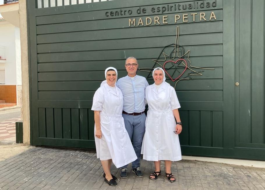 Salvador Gil: «Teniendo como referencia la entrega de Madre Petra fui descubriendo mi vocación a la vida sacerdotal»