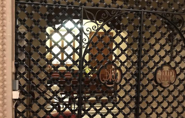 Lugar donde la Madre Petra rezaba en el Santuario de San José. El relclinatorio es el mismo que ella usó