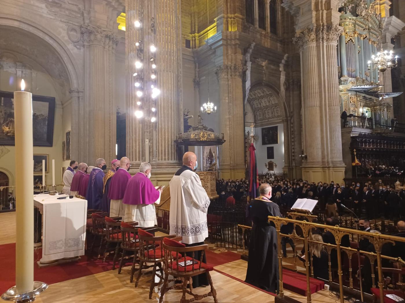 La Catedral acoge el “Santo Vía Crucis por la paz con motivo del Centenario”