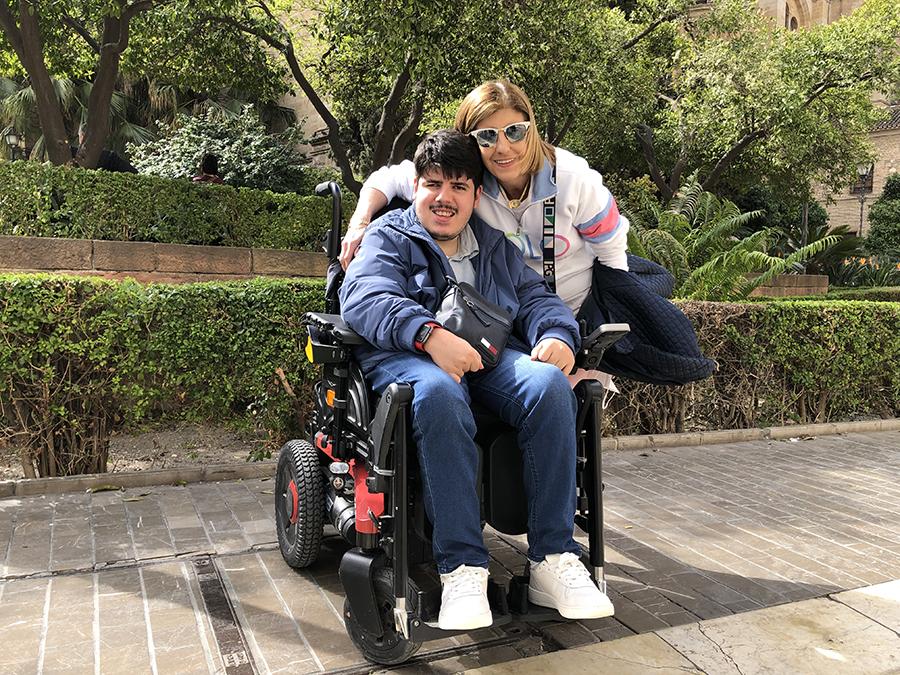 Guille entrega el premio del público en el festival de Cine de Málaga