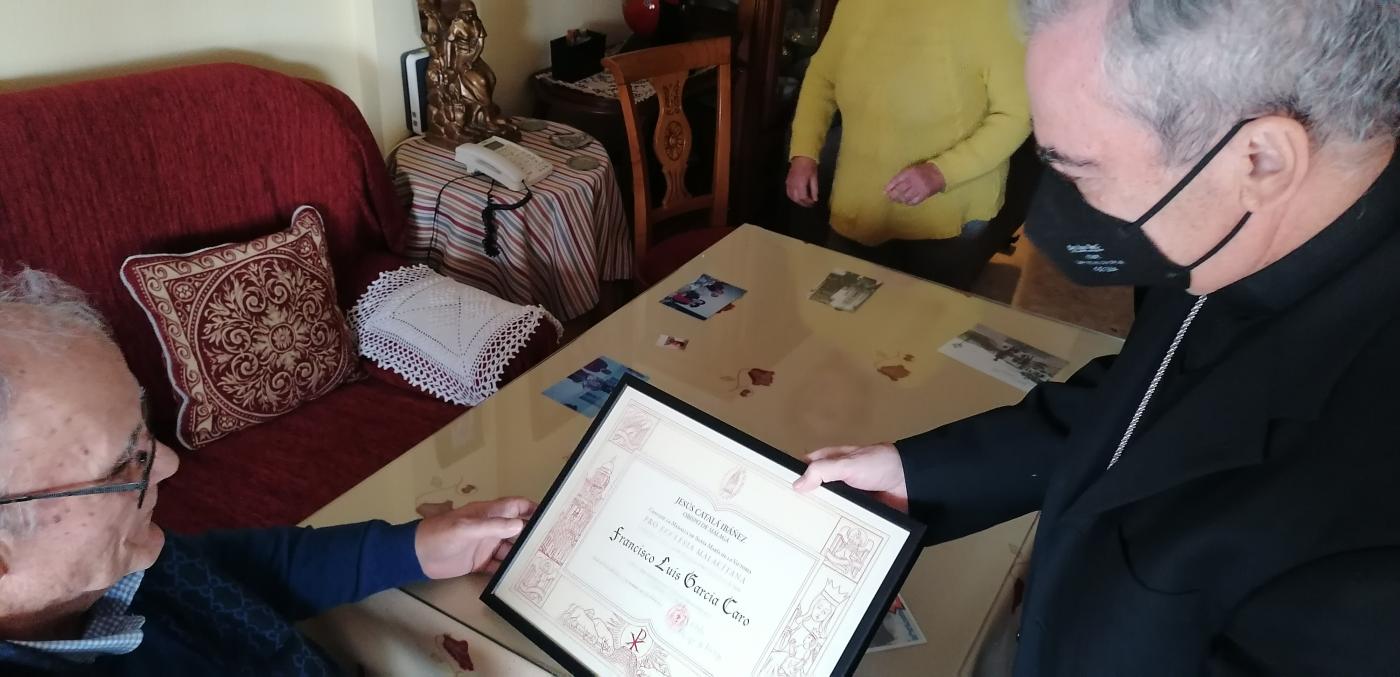 El Sr. Obispo, D. Jesús Catalá, entrega la Medalla Pro Ecclesia Malacitana a Francisco Luis García Caro