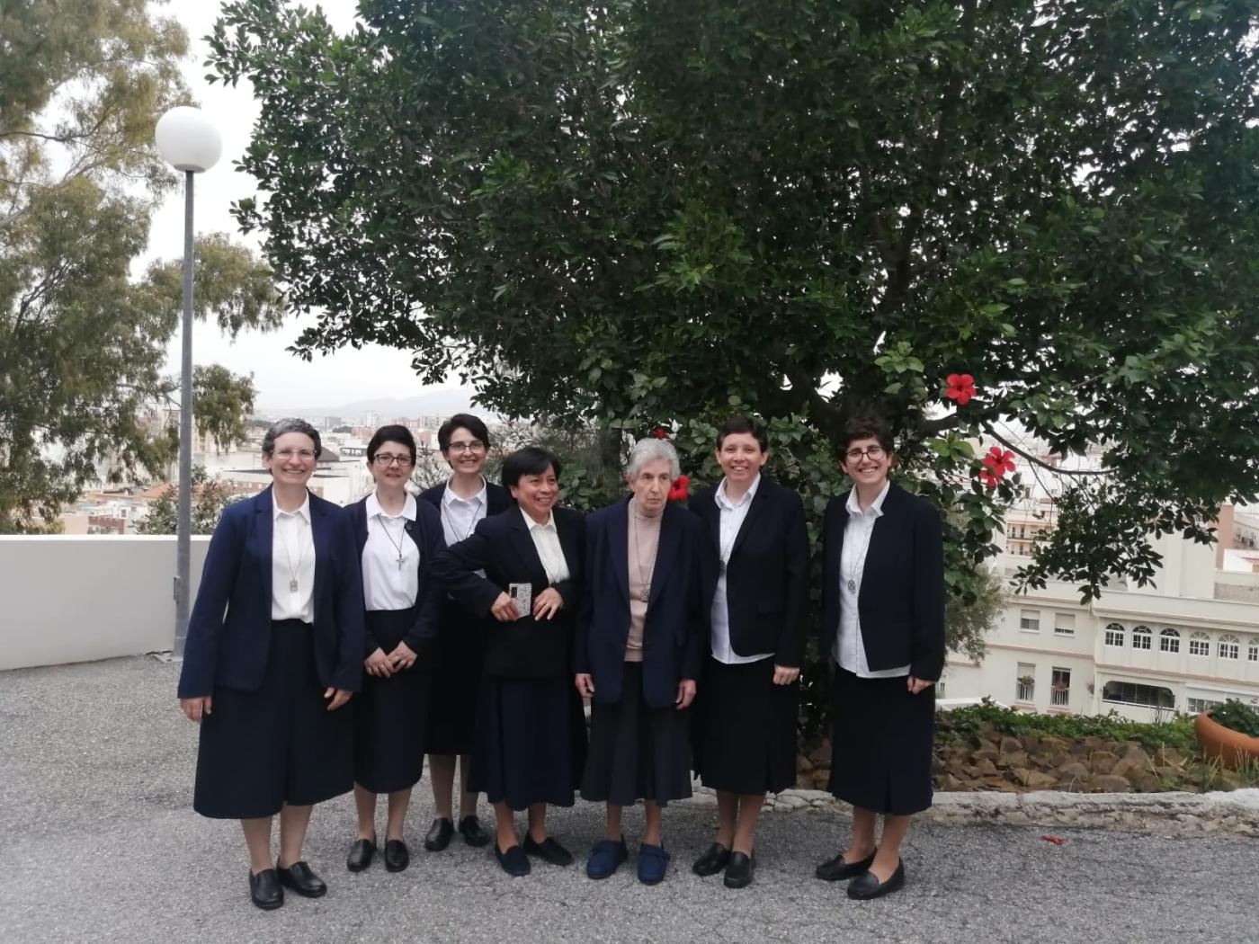Hna. María del Carmen, ante la reliquia de san Manuel en la basílica de la Victoria por el año jubilar de la congregación