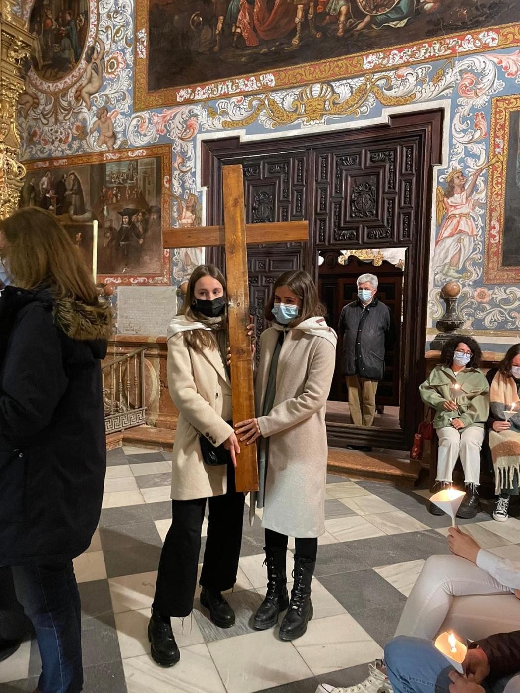 Vía Crucis por la Paz en Ucrania organizado por los jóvenes del arciprestazgo de Antequera