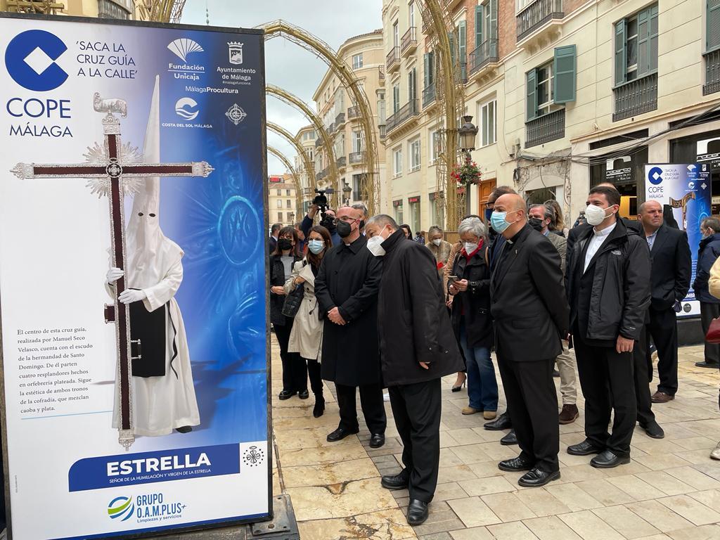 Inauguración de la exposición 'COPE Málaga saca la cruz guía a la calle' en calle Larios // E. LLAMAS