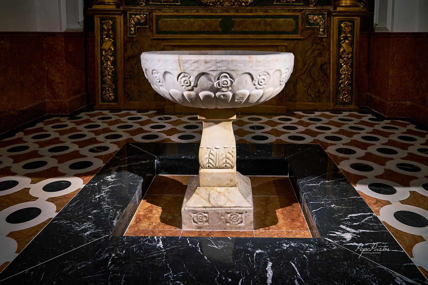 Pila bautismal del siglo XVI de la Iglesia de los Santos Mártires Ciriaco y Paula