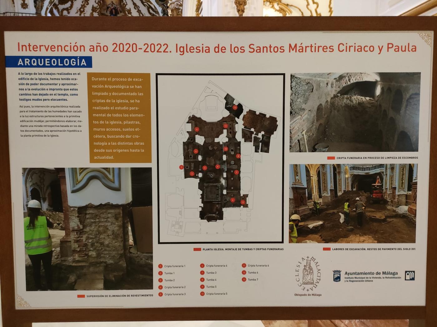 Uno de los paneles informativos que explican las intervenciones realizadas en el templo