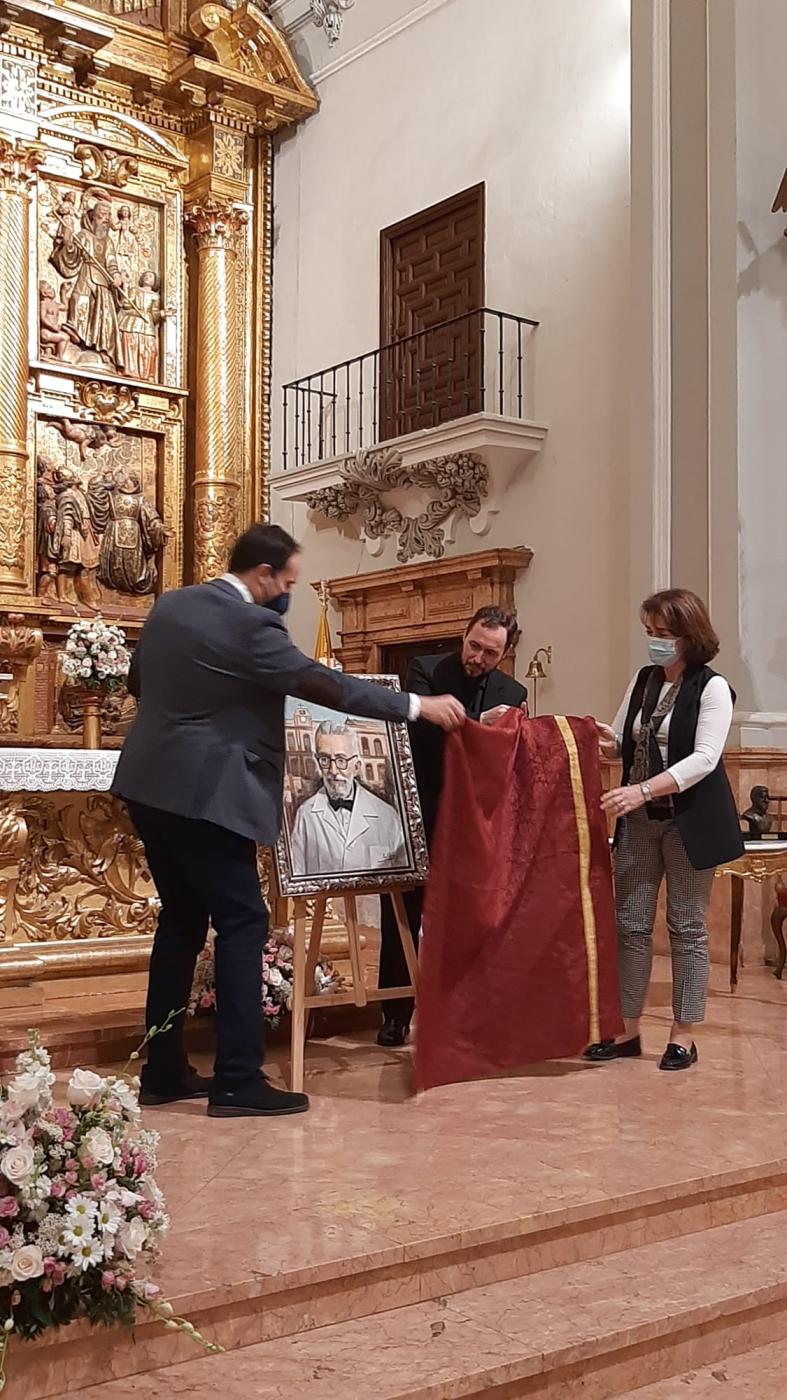 Momento del descubrimiento del nuevo retrato del Doctor Gálvez por el propio pintor, Raúl Berzosa