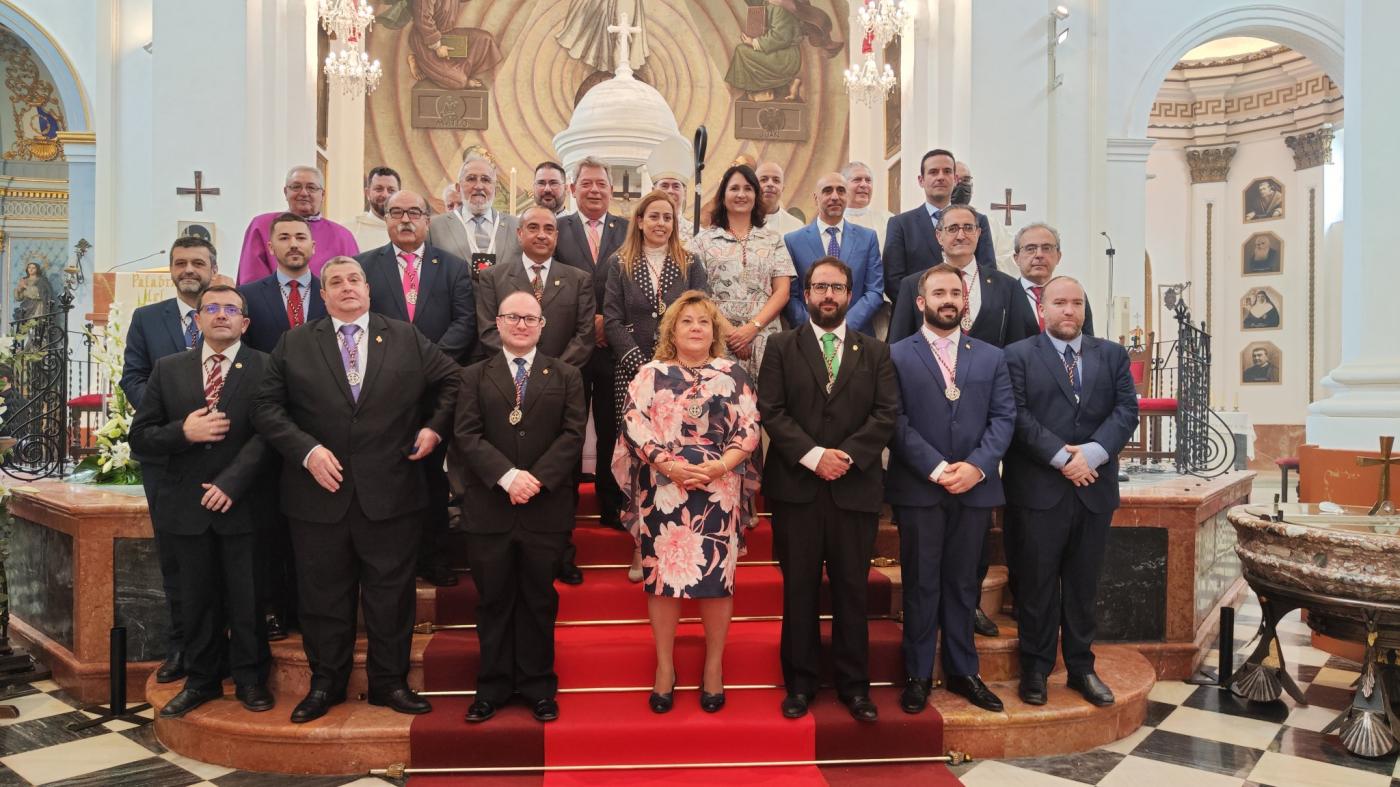 Mons. Catalá con hermanos mayores en el 75 aniversario de la Agrupación de Cofradías de Semana Santa en Vélez-Málaga